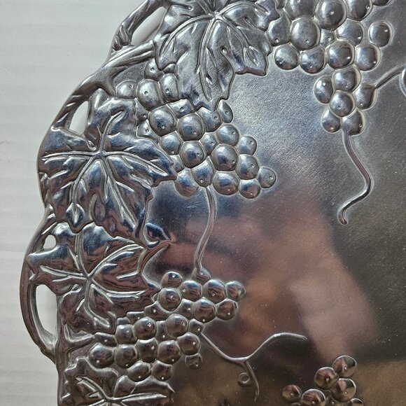 Gorgeous 1995 Aluminum Grape Design Arthur Court Round Serveware Platter 12" - Picture 2 of 12